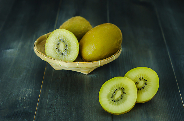 포토 JPG 해외이미지 조각 과일 검은배경 키위 사람없음 바구니 담기 슬라이스 해외202004 해외포토 백그라운드 모션 검은색 파일형식