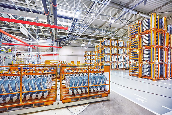 포토 JPG 해외이미지 식물 산업 공장 자동차 새로움 선반 프레임 실내 사람없음 내부 상점 금속 기계 장비 과학기술 제조 상품 주식 가득함 묘사 창고 수납 무거움 분배 철강 공급 많음 해외202004 해외포토 육상교통 가구 컨셉 공업 재질 기술 금융 무게 파일형식