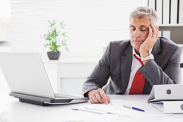 포토 JPG 해외이미지 백인 직업 손 남자 중년 50대 비즈니스 휴식 직장 실내 피곤 한명 사람 노트북 컴퓨터 사무실 잠 비즈니스맨 책상 낮잠 업무과다 해외202004 해외포토 서양인 1 가구 컨셉 회사 성인 내부 신체부위 전자제품 업무 직장인 파일형식