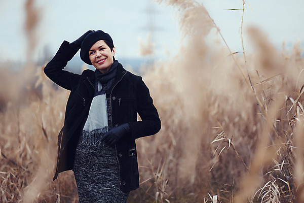 포토 JPG 해외이미지 백인 모델 모자 라이프스타일 응시 공원 여자 겨울 자연 날씨 한명 사람 풍경 성인 야외 유행 걷기 검은색 추위 자유 코트 가을 우아함 숲 장면 스타일 성인여자한명만 해외202004 해외포토 서양인 1 시선 잡화 계절 공공시설 컬러 컨셉 모션 생활 외투 생태계 여자한명만 성인여자만 파일형식