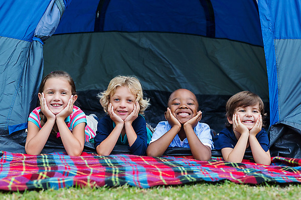 포토 JPG 해외이미지 나무 백인 라이프스타일 여자 남자 행복 어린이 가족 자연 휴가 함께함 텐트 사랑 앉기 소년 잔디 여러명 야외 초록색 봄 캠핑 시골 캠핑장 언니 남동생 어린이만 해외202004 해외포토 서양인 식물 계절 감정 컬러 다수 컨셉 관계 모션 레저 캠핑도구 사람 생활 생태계 자매 동생 파일형식