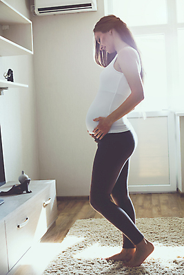 포토 JPG 해외이미지 여자 포즈 엄마 아침 휴식 조명 주택 실내 건강 한명 사람 앉기 내부 갈색 카펫 임산부 임신 방 육아 기다림 날씬함 태교 파스텔톤 의료성형뷰티 해외202004 해외포토 주간 1 컬러 컨셉 가족 모션 건물 몸매 파일형식