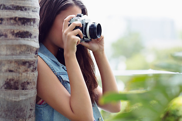 포토 JPG 해외이미지 나무 공원 여자 한명 미소 들기 상반신 20대 청년 성인 취미 야외 옆모습 카메라 사진촬영 성인여자한명만 해외202004 해외포토 식물 1 공공시설 뷰포인트 모션 표정 사람 전자제품 촬영 여자한명만 성인여자만 파일형식