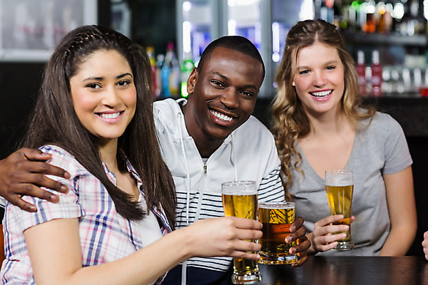 포토 JPG 해외이미지 백인 라이프스타일 여자 남자 행복 음료 포즈 포옹 유리 맥주 함께함 실내 앉기 20대 세명 식당 우정 마시기 축하 알코올 잡기 바 동료 클럽 축배 유흥 해외202004 해외포토 서양인 감정 컨셉 관계 안기 모션 재질 주류 사람 청년 내부 생활 친구 상점 파일형식