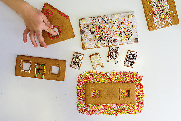 포토 JPG 해외이미지 모양 백인 전통 손 계절 행복 어린이 음식 크리스마스 겨울 가족 탁자 디저트 사탕 요리 사람 장식 쿠키 주방 빵집 흰색 축하 달콤 설탕 굽기 준비 반죽 만들기 해외202004 해외포토 서양인 기념일 감정 컬러 가구 컨셉 관계 모션 신체부위 상점 맛 구이 파일형식