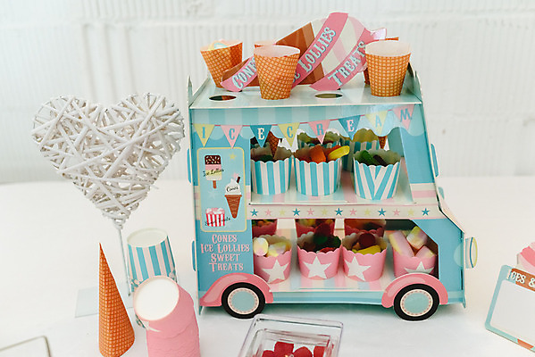 포토 JPG 해외이미지 휴가 디저트 기념 실내 선물 이벤트 사람없음 내부 파란색 컬러풀 과자 초콜릿 어둠 카페 기쁨 우유 점 바 선택 달콤 컵케이크 묘사 코코아 캐러멜 베이비샤워 맛있는 해외202004 해외포토 감정 음료 음식 컬러 컨셉 유제품 케이크 상점 맛 파일형식