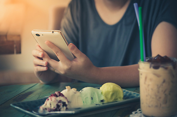 포토 JPG 해외이미지 라이프스타일 손 인터넷 비즈니스 통신 모바일 추상 휴식 직장 사람없음 여름 스마트폰 유행 디지털 스크린 터치 수확 업무 작업 네트워크 이메일 어플리케이션 연결 무선전화기 스마트 읽기 전자 주말 멀티미디어 전자상거래 단절 소셜 소셜네트워크 필터 스타일 효과 해외202004 해외포토 계절 컨셉 무늬 농업 회사 모션 생활 신체부위 핸드폰 스마트기기 전화기 파일형식