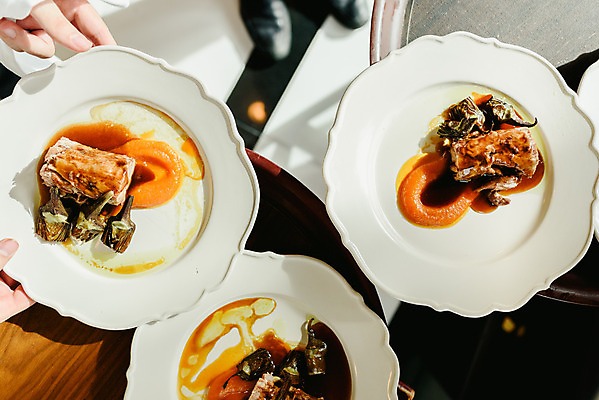 포토 JPG 해외이미지 그릇 식기 접시 손 음식 채소 탁자 쟁반 따뜻함 육류 어류 요리 이벤트 성인 사람없음 가로 세트 파티 금속 요식업 식당 식사 저녁식사 여러개 장비 흰색 축하 뜨거움 선택 은색 난방기 자르기 먹기 웨이터 서비스 준비 서빙 점심식사 뷔페 철강 많음 맛있는 해외202004 해외포토 직업 산업 컬러 가구 다수 컨셉 식재료 모션 재질 사람 신체부위 상점 수중동물 난방용품 파일형식