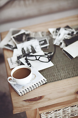 포토 JPG 해외이미지 라이프스타일 디자인 안경 컨셉 거실 휴식 주택 흑백 실내 사람없음 내부 컵 초콜릿 머그컵 과거 코코아 해외202004 해외포토 식기 잡화 음료 디저트 촬영기법 건물 생활 파일형식