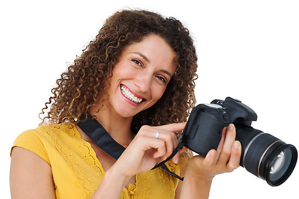 포토 JPG 해외이미지 백인 응시 여자 한명 미소 들기 상반신 20대 성인 취미 앞모습 카메라 사진촬영 잡기 사진사 흰배경 성인여자한명만 해외202004 해외포토 서양인 1 시선 뷰포인트 백그라운드 모션 표정 사람 청년 전자제품 촬영 흰색 작가 여자한명만 성인여자만 파일형식