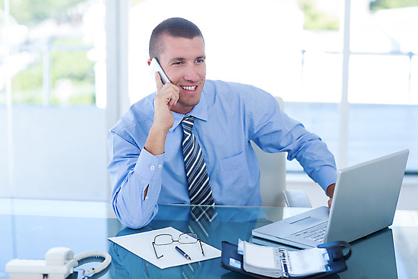 포토 JPG 해외이미지 백인 남자 행복 넥타이 무선통신 직장 실내 한명 앉기 정장 20대 노트북 스마트폰 핸드폰 사무실 비즈니스맨 무선전화기 스마트 책상 스타일 해외202004 해외포토 서양인 1 잡화 옷 감정 가구 컨셉 회사 비즈니스 통신 모션 사람 청년 내부 전자제품 스마트기기 직장인 전화기 파일형식