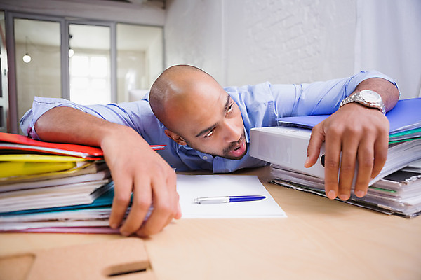 포토 JPG 해외이미지 남자 엎드리기 비즈니스 탁자 스트레스 직장 실내 피곤 한명 앉기 성인 앞모습 30대 사무실 펜 쌓기 비즈니스맨 책상 문서 파일 폴더 대머리 업무과다 압력 성인남자한명만 해외202004 해외포토 1 헤어스타일 뷰포인트 가구 컨셉 회사 모션 사람 내부 장년 필기구 업무 직장인 남자한명만 성인남자만 파일형식