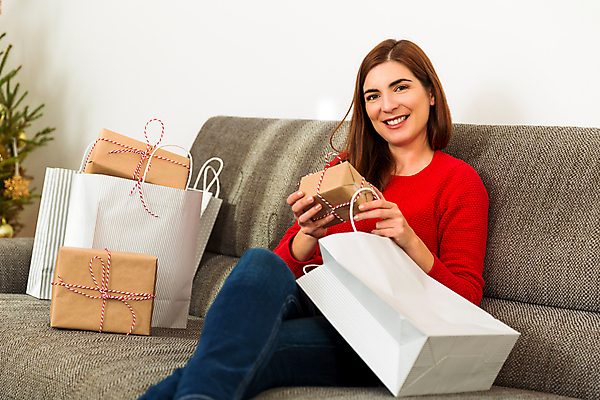 포토 JPG 해외이미지 나무 백인 전통 라이프스타일 계절 행복 컨셉 크리스마스 겨울 가방 가족 휴가 주택 선물 사랑 한명 장식 빨간색 쇼핑 놀람 우정 축하 오픈 벽난로 공유 제의 해외202004 해외포토 서양인 식물 1 잡화 기념일 감정 컬러 관계 표정 사람 건물 생활 친구 파일형식