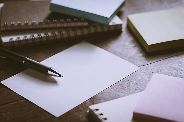 포토 JPG 해외이미지 여자 종이 백그라운드 탁자 아이디어 사람없음 펜 다이어리 공책 공백 작업 페이지 해외202004 해외포토 가구 컨셉 문구용품 사람 필기구 사무용품 파일형식