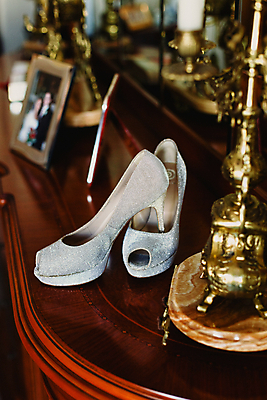 포토 JPG 해외이미지 구두 신발 실내 사람없음 아웃포커스 하이힐 오브젝트 웨딩슈즈 해외202004 해외포토 촬영기법 내부 여성화 결혼소품 파일형식