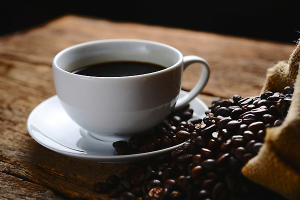 포토 JPG 해외이미지 커피 음료 탁자 사람없음 갈색 검은색 원두 뜨거움 커피잔 카피스페이스 해외202004 해외포토 컬러 가구 잔 공백 파일형식