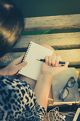 포토 JPG 해외이미지 라이프스타일 여자 행복 백그라운드 자연 아침 추상 휴가 휴식 직장 사람 앉기 사람없음 야외 책 강 평화 다이어리 공책 기쁨 수확 시골 잡지 저녁 주말 단절 소셜네트워크 필터 힙스터 효과 해외202004 해외포토 주간 패션 감정 컨셉 무늬 농업 회사 모션 문구용품 생활 간행물 사무용품 야간 생태계 파일형식