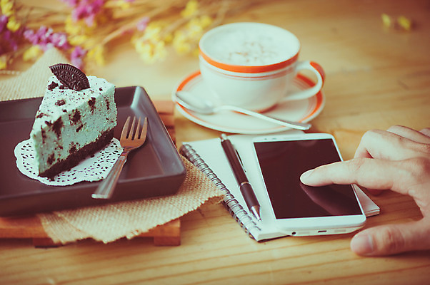 포토 JPG 해외이미지 라이프스타일 남자 백그라운드 비즈니스 손가락 아침 추상 휴식 디저트 치즈 직장 사람없음 장식 스마트폰 핸드폰 펜 크래커 쿠키 케이크 식당 초콜릿 다이어리 공책 카페 빵집 터치 수확 업무 달콤 크림 복고 주말 소셜네트워크 필터 힙스터 효과 해외202004 해외포토 주간 손 패션 음식 컨셉 무늬 농업 회사 문구용품 유제품 사람 생활 전자제품 스마트기기 필기구 상점 사무용품 작업 맛 파일형식