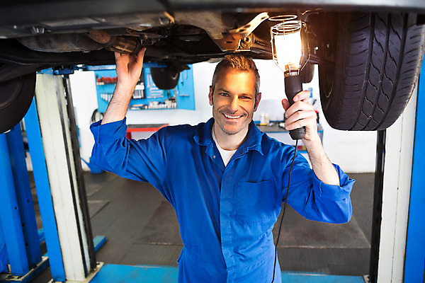 포토 JPG 해외이미지 백인 직업 응시 남자 행복 자동차 노동자 실내 작업복 한명 성인 30대 파란색 빛 손전등 바퀴 작업실 기술자 확인 서비스 타이어 정비공 정비소 차고 성인남자한명만 해외202004 해외포토 서양인 1 시선 옷 감정 육상교통 컬러 조명 사람 내부 장년 남자한명만 성인남자만 파일형식