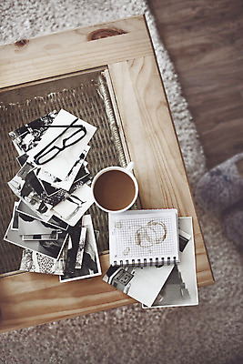 포토 JPG 해외이미지 라이프스타일 디자인 안경 컨셉 거실 휴식 주택 흑백 실내 사람없음 내부 컵 초콜릿 머그컵 과거 코코아 해외202004 해외포토 식기 잡화 음료 디저트 촬영기법 건물 생활 파일형식