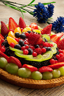 포토 JPG 해외이미지 꽃 탁자 디저트 실내 근접촬영 사람없음 달콤 과일타르트 해외202004 해외포토 식물 음식 뷰포인트 가구 내부 맛 타르트 파일형식