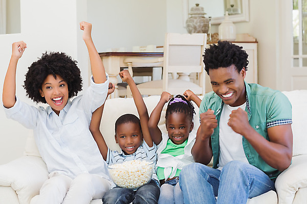 포토 JPG 해외이미지 라이프스타일 커플 여자 남자 딸 행복 아들 어린이 거실 가정 가족 응원 성공 엄마 아파트 주택 실내 사랑 사람 앉기 소년 여러명 20대 성인 캐주얼 부모 소파 텔레비전 아빠 즐거움 흥분 팝콘 필승 해외202004 해외포토 옷 감정 다수 컨셉 의자 관계 모션 청년 내부 건물 생활 전자제품 우승 파일형식