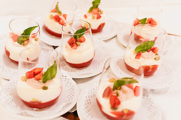 포토 JPG 해외이미지 접시 분홍색 결혼 탁자 결혼식 디저트 함께함 발렌타인데이 사랑 서기 사람없음 장식 컬러풀 파티 과자 케이크 초콜릿 희망 빵집 사막 축하 화려 선택 달콤 설탕 컵케이크 굽기 크림 뷔페 페스츄리 해로움 맛있는 해외202004 해외포토 식기 감정 음식 빵 컬러 가구 컨셉 모션 데이이벤트 이벤트 상점 맛 구이 파일형식