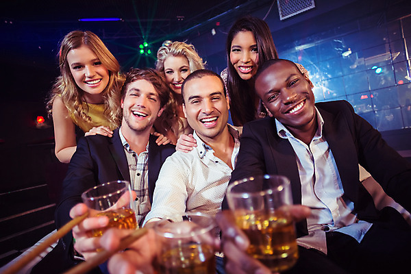 포토 JPG 해외이미지 백인 라이프스타일 여자 남자 행복 함께함 실내 사람 앉기 이벤트 여러명 20대 성인 30대 파티 검은색 우정 축하 잡기 바 화려 야간 클럽 흥분 축배 위스키 스타일 성인만 유흥 해외202004 해외포토 자연요소 서양인 감정 컬러 다수 컨셉 모션 주류 청년 내부 생활 장년 친구 파일형식