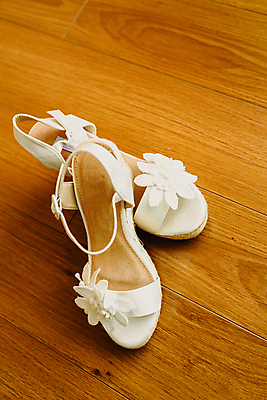 포토 JPG 해외이미지 구두 신발 실내 사람없음 흰색 하이힐 오브젝트 웨딩슈즈 해외202004 해외포토 컬러 내부 여성화 결혼소품 파일형식