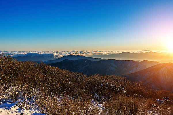 포토 JPG 해외이미지 구름 계절 아시아 겨울 자연 하늘 아침 휴가 산 한국 풍경 사람없음 야외 태양 일출 일몰 추위 흰색 언덕 남쪽 웅장함 절정 눈내림 해외202004 해외포토 주간 자연요소 나라 컬러 눈_날씨 노을 방향 생태계 파일형식