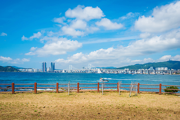 포토 JPG 해외이미지 구름 아시아 바다 건축양식 교통시설 하늘 한국 풍경 사람없음 건물 물 금융 도시풍경 탑 도시 도심 지역 남쪽 해외202004 해외포토 자연요소 건축물 건축 나라 교통 경제 방향 시설 파일형식
