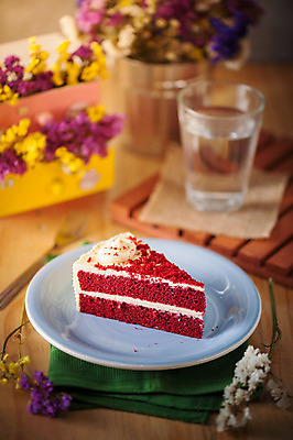 포토 JPG 해외이미지 전통 길 음식 조각 백그라운드 아침 디저트 건강 사탕 요리 사람없음 장식 빨간색 파티 과자 케이크 식당 빵집 수확 기구 신선 고명 생일 화려 고급 맛 설탕 자르기 굽기 크림 복고 페스츄리 스타일 벨벳 맛있는 해외202004 해외포토 주간 기념일 빵 컬러 컨셉 농업 모션 이벤트 상점 실크 구이 파일형식