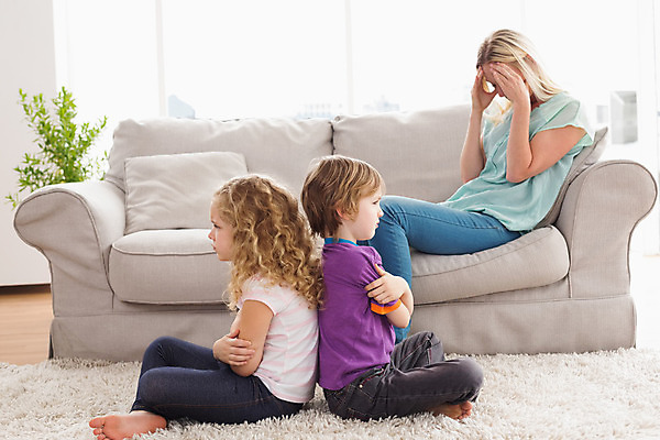 포토 JPG 해외이미지 백인 라이프스타일 여자 남자 딸 아들 어린이 거실 장난 가정 가족 엄마 주택 함께함 실내 피곤 앉기 소년 성인 세명 30대 부모 소파 팔짱 슬픔 분노 짜증 찡그림 결합 싸움 형제 문제 언니 남동생 분쟁 불화 심각 해외202004 무례 해외포토 서양인 감정 컨셉 의자 관계 모션 표정 사람 내부 건물 생활 장년 자매 동생 파일형식