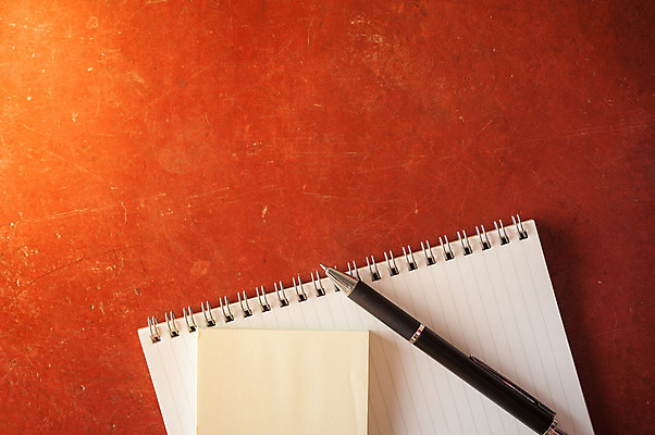 포토 JPG 해외이미지 디자인 종이 백그라운드 아이디어 사람없음 빨간색 펜 다이어리 공책 공백 기록 복고 페이지 해외202004 해외포토 컬러 컨셉 문구용품 필기구 사무용품 파일형식