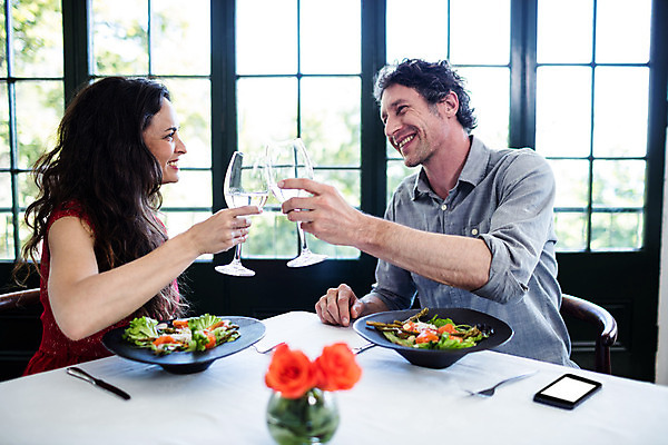 포토 JPG 해외이미지 백인 라이프스타일 접시 커플 여자 남자 행복 음료 음식 40대 중년 포크 와인잔 의자 데이트 유리 탁자 함께함 실내 사랑 앉기 두명 스마트폰 식당 와인 식사 낭만 축하 알코올 잡기 고급 우아함 축배 해외202004 해외포토 서양인 식기 감정 가구 컨셉 술잔 관계 모션 재질 주류 사람 성인 내부 생활 핸드폰 스마트기기 상점 파일형식