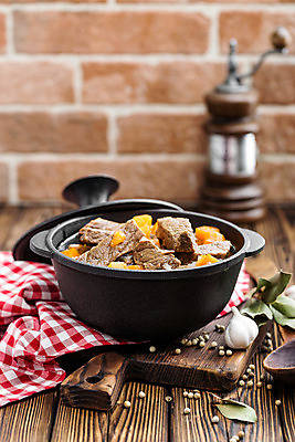 포토 JPG 해외이미지 백그라운드 사람없음 소고기 냄비 찜 조림 소고기요리 해외202004 해외포토 레이스천 음식 육류 직물 솥 파일형식