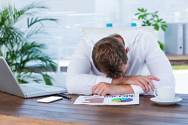 포토 JPG 해외이미지 백인 직업 남자 비즈니스 넥타이 그래프 휴식 직장 실내 피곤 한명 사람 20대 노트북 컴퓨터 사무실 자료 잠 비즈니스맨 책상 분석 낮잠 업무과다 해외202004 해외포토 서양인 1 잡화 가구 컨셉 회사 청년 내부 전자제품 업무 직장인 파일형식