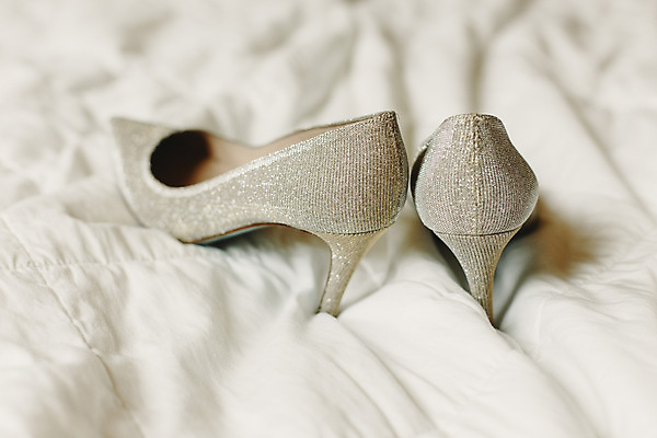 포토 JPG 해외이미지 구두 신발 실내 사람없음 하이힐 오브젝트 웨딩슈즈 해외202004 해외포토 내부 여성화 결혼소품 파일형식