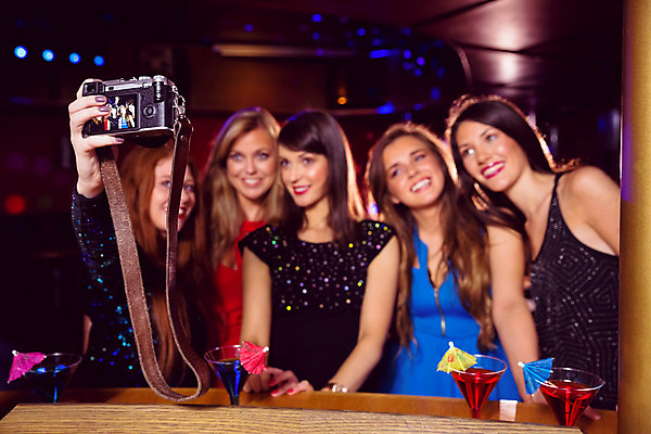 포토 JPG 해외이미지 백인 긴머리 드레스 여자 남자 행복 포즈 함께함 실내 사람 이벤트 여러명 20대 성인 파티 카메라 사진촬영 우정 축하 잡기 칵테일 바 화려 디지털카메라 클럽 흥분 성인만 유흥 해외202004 해외포토 서양인 헤어스타일 옷 감정 다수 컨셉 모션 주류 청년 내부 친구 전자제품 촬영 파일형식