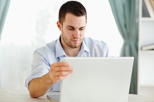 포토 JPG 해외이미지 라이프스타일 응시 남자 백그라운드 인터넷 탁자 휴식 노동자 실내 관리 한명 사람 앉기 성인 노트북 컴퓨터 방 업무 비즈니스맨 자신감 심각 성인남자한명만 해외202004 해외포토 직업 1 시선 감정 가구 컨셉 비즈니스 모션 내부 생활 전자제품 작업 직장인 남자한명만 성인남자만 파일형식