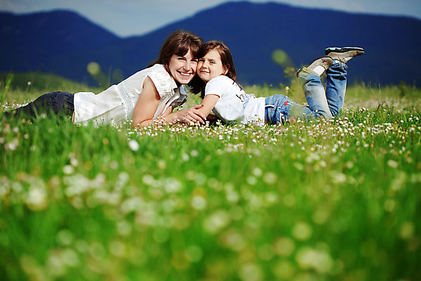 포토 JPG 해외이미지 라이프스타일 꽃 딸 행복 감정 어린이 포즈 밭 가족 모션 자연 놀이 엄마 함께함 건강 웃음 사람 야외 두명 초록색 걷기 봄 육아 자유 벚꽃 시골 표현 긍정 거짓말 해외202004 해외포토 식물 계절 컬러 컨셉 농업 관계 표정 생활 생태계 파일형식
