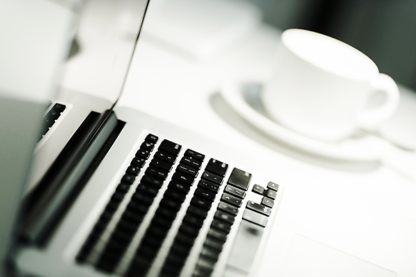 포토 JPG 해외이미지 직업 디자인 가구 의자 탁자 사람없음 내부 가로 노트북 컴퓨터 사무실 스크린 공책 방 흰색 작업 책상 프로그래밍 해외202004 해외포토 컬러 생활용품 비즈니스 문구용품 전자제품 개발 파일형식