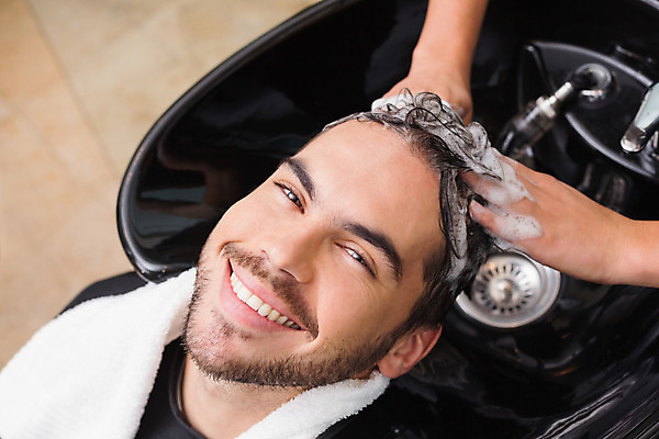 포토 JPG 해외이미지 백인 직업 헤어스타일 응시 남자 행복 산업 여유 청소년 짧은머리 실내 한명 미소 20대 거품 씻기 미용실 미용사 이발 고객 싱크대 샴푸 스타일리스트 의료성형뷰티 스타일 해외202004 해외포토 서양인 1 시선 감정 표정 사람 청년 내부 위생용품 청결 뷰티샵 개수대 파일형식