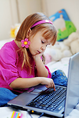 포토 JPG 해외이미지 라이프스타일 교육 딸 행복 어린이 분홍색 놀이 건강 한명 사람 노트북 학습 컴퓨터 유행 공책 놀이방 방 게임 키보드 작업 달콤 작음 휴대용 세대 개발 초보 해외202004 해외포토 1 감정 컬러 가족 문구용품 생활 전자제품 맛 크기 오브젝트 파일형식