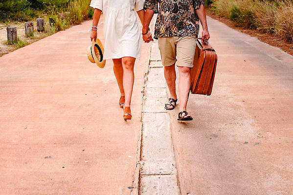 포토 JPG 해외이미지 라이프스타일 커플 여자 행복 여행 관계 휴가 함께함 관리 사랑 사람 사람없음 야외 여름 여행객 여행가방 신혼여행 수확 잡기 출발 복고 해외202004 해외포토 계절 감정 결혼 컨셉 농업 가방 모션 생활 파일형식