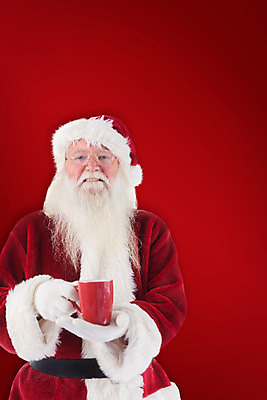 포토 JPG 해외이미지 노년 남자 크리스마스 한명 들기 상반신 앞모습 빨간색 산타클로스 머그컵 노인남자한명만 해외202004 해외포토 1 기념일 뷰포인트 컬러 모션 사람 성인 컵 남자한명만 노인남자만 파일형식