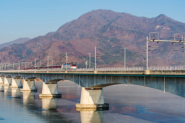포토 JPG 해외이미지 1 아시아 오렌지 건축양식 교통시설 모션 하늘 산 서울 한국 손잡이 동양인 풍경 사람없음 야외 물 강 사무실 기차 도시 전철 속도 복고 일반 남쪽 해외202004 해외포토 자연요소 건축 나라 육상교통 교통 과일 비즈니스 대중교통 인종 방향 시설 파일형식