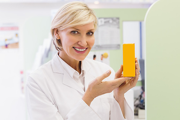 포토 JPG 해외이미지 백인 여자 중년 50대 실내 한명 상반신 약 약국 처방 조제 약사 의료성형뷰티 중년여자한명만 해외202004 해외포토 서양인 1 의학 사람 성인 내부 만들기 여자한명만 중년여자만 파일형식