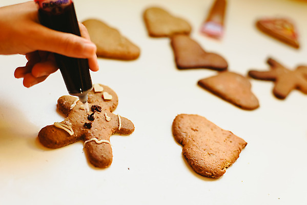 포토 JPG 해외이미지 모양 백인 전통 손 계절 행복 아들 어린이 음식 백그라운드 크리스마스 가족 탁자 디저트 실내 요리 사람 소년 장식 쿠키 주방 흰색 축하 달콤 굽기 준비 반죽 만들기 맛있는 해외202004 해외포토 서양인 기념일 남자 감정 컬러 가구 컨셉 관계 모션 내부 신체부위 맛 구이 파일형식