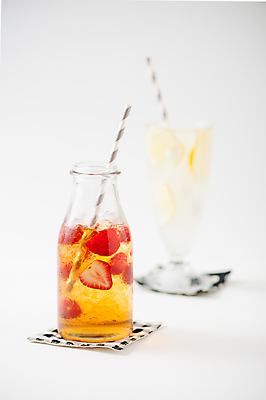 포토 JPG 해외이미지 전통 음료 음식 백그라운드 과일 유리 딸기 건강 손잡이 요리 사람없음 물 상점 식당 얼음 줄무늬 카페 추위 수확 흰색 신선 칵테일 고명 액체 고급 달콤 맛 레모네이드 상쾌 밀짚 핸드메이드 스타일 맛있는 해외202004 얼림 해외포토 자연요소 감정 컬러 컨셉 무늬 농업 재질 주류 짚 에이드 파일형식